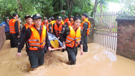 Herzerwärmende Bilder von Polizisten in Cao Bang, die den Menschen bei der Bewältigung von Überschwemmungen und Starkregen helfen.