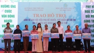 Bereitstellung von 100 Millionen VND an Existenzsicherungshilfen beim Hoa Tien Frauenfestival.