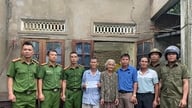 Phu Thuan commune promptly provided assistance to two households whose roofs were blown off by a storm.