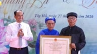 Tay Ho Ward menerima Sijil yang mengiktiraf kampung kraf tradisional dan kraf teh teratai.