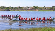 Op de rivier in de geboorteplaats van de dichter Te Hanh vindt een levendige bootrace plaats.
