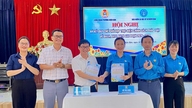 Kesatuan Sekerja Dien Ban Ward, Da Nang, dan agensi Insurans Sosial tempatan telah menandatangani perjanjian kerjasama.