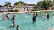 Die Polizei von Ca Mau bietet diesen Sommer kostenlose Schwimmkurse für Kinder an.