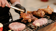 Festival barbeku dan bir meriahkan musim panas di timur Hanoi.
