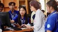 'Digital Summer' mendukung warga dalam menginstal aplikasi dan menyelesaikan prosedur secara online.