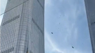 Un video mostra un aereo che si schianta contro un edificio di 109 piani in Cina.
