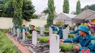 Prelevarea de probe pentru identificarea rămășițelor soldaților căzuți la datorie la Cimitirul Martirilor din comuna Mai Son.