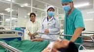 Un paziente è stato salvato dopo essere stato ferito al collo da una lastra di lamiera ondulata mentre spazzava le foglie su un tetto.