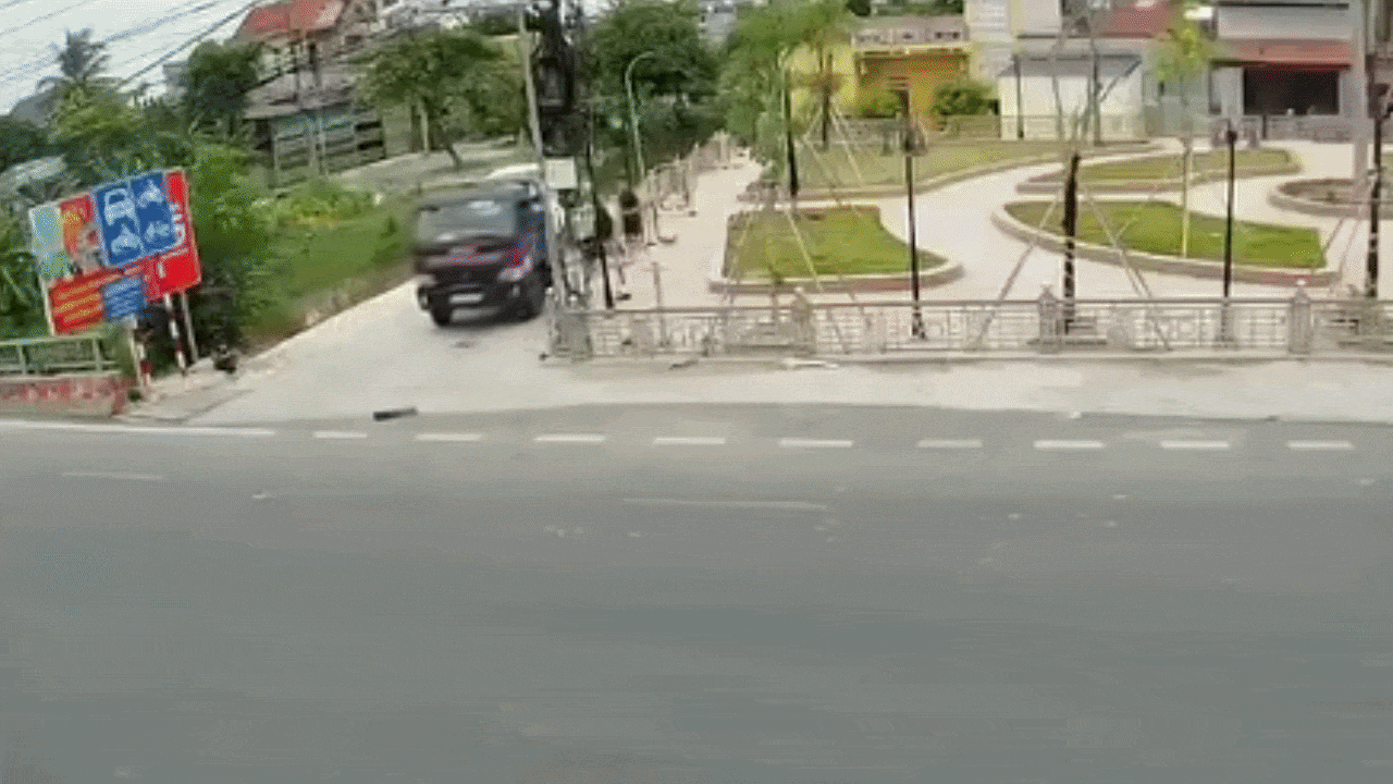 Video: Truk derek yang membawa mobil Lexus tergelincir ke sungai.