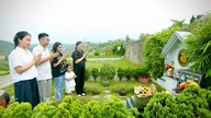 In vista della Giornata della Famiglia vietnamita, che si celebra il 28 giugno, molte famiglie di Hanoi hanno scelto questo modo speciale per far conoscere le proprie radici a figli e nipoti.