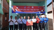 Överlämnande av "vietnamesiska härbärgen" till familjer med bostadssvårigheter i Ninh Dien-kommunen.