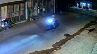 Le autorità sono alla ricerca della motociclista che ha investito un bambino di 4 anni, causandogli una frattura del femore, e poi si è data alla fuga.
