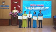 Kesatuan Sekerja Wilayah Thanh Hoa telah melawat dan menyampaikan hadiah kepada ratusan ribu ahli kesatuan.