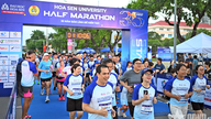 In Ho-Chi-Minh-Stadt herrscht große Aufregung, denn ein gemeinsamer Laufwettbewerb bringt Dozenten und Studenten zusammen.