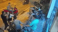 Polis, karaoke barının önünde bir adam tarafından tokatlanan kadın olayını soruşturuyor.