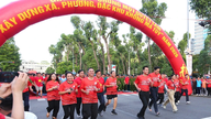 [Foto] Milhares de pessoas participam de uma corrida para demonstrar seu apoio à campanha "Compartilhando uma determinação comum para construir comunidades, bairros e zonas especiais livres de drogas".