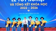 La Universidad Khanh Hoa otorgó diplomas a 681 nuevos graduados.
