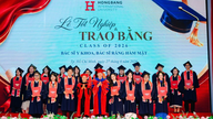 Mezinárodní univerzita Hong Bang uděluje tituly své první skupině absolventů oboru medicína.