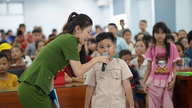 La police de la commune de Van Ninh mène des campagnes de sensibilisation juridique associées à des activités de protection de l'environnement.