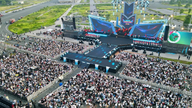 F1 경주 트랙을 가득 메운 인파의 모습.