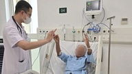Läkare på Bach Mai-sjukhusets Ninh Binh-avdelning räddade två strokepatienter.