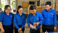Golongan muda memulakan perniagaan dengan membuat kraftangan kayu.