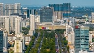 Hükümet, Ho Chi Minh şehrinin 2026 yılına kadar %10,2, Hanoi'nin ise %11 büyüme oranına ulaşması hedefini belirledi.