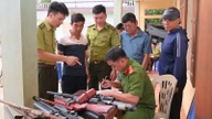 Mô hình "Đổi vũ khí -nhận quà" giúp thu hồi 40 khẩu súng các loại tại vùng VQG Cúc Phương, địa phận tỉnh Ninh Bình