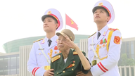วีรบุรุษทำความเคารพด้วยมือซ้าย
