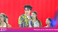 12 vietnamesiske sangere rocker løs med titusindvis af mennesker.