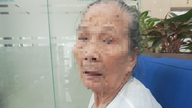 En annan 97-årig kvinna i Hanoi var tvungen att resa tre gånger för att få sin månatliga pension; vad sa de lokala myndigheterna?