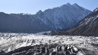 Gempa bumi dahsyat mengguncang Afghanistan dan Pakistan, orang-orang berteriak panik.