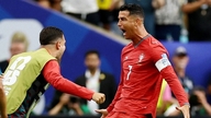 C.Ronaldo "mất hút", Bồ Đào Nha rơi vào nhánh đấu rất khó