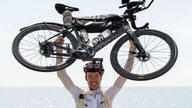 Francês percorre 19.000 km de bicicleta até chegar ao Vietnã.