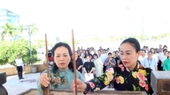 Delegasi DANAFF IV - 2026 mempersembahkan dupa di Monumen Peringatan Kota Da Nang.