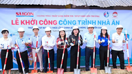 Akhbar Saigon Giai Phong dan TOSHIKO menyokong pelajar di kawasan pergunungan Lung Chinh dengan projek kantin sekolah.