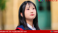 Een vrouwelijke leerlinge behaalt de hoogste score voor beide toelatingsexamens voor het tiende leerjaar in Hanoi.