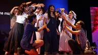 Δημιουργώντας το «Mamma Mia!», οι νέοι χτίζουν μια κοινότητα μουσικού θεάτρου.