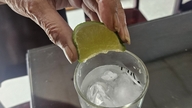 O ceașcă tare de cafea dimineața, un pahar de limonadă la prânz: Este benefică sau dăunătoare sănătății tale?