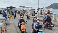 Drivers of motorcycles, mopeds, and other non-motorized vehicles used for transporting passengers or goods must display the required identification badges and wear the prescribed uniforms.