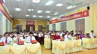 Soudruh Nong Thi Bich Hue se zúčastnil oznámení o přeskupení a reorganizaci vesnic v obcích Yen Nguyen a Binh Xa.