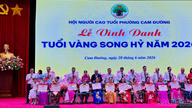 សង្កាត់ Cam Duong Ward ផ្តល់កិត្តិយសដល់គូស្វាមីភរិយាចំនួន 165 គូ ដែលប្រារព្ធពិធី "យុគសម័យមាសនៃសុភមង្គលទ្វេដង" របស់ពួកគេក្នុងឆ្នាំ 2026។