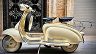 Vintage Lambretta Li 150 Series 2 -moottoripyörä onnenkilvellä, jonka hinta on 550 miljoonaa Vietnamin dongia, aiheuttaa sensaation.