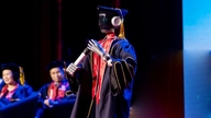 Anehnya, sebuah robot humanoid naik ke podium untuk 'merekrut' graduan VinUni yang baharu.
