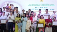 គ្រួសារកម្មករ មន្ត្រីរាជការ និងកម្មករគំរូចំនួន ៧៧ នៅទីក្រុងហូជីមិញត្រូវបានផ្តល់កិត្តិយស។