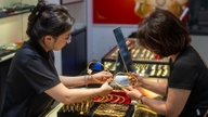 Harga emas pekan lalu (21-27 Juni): Selisih antara harga emas domestik dan internasional melebar menjadi 18 juta VND/ounce.