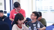 De Stichting voor Vietnamese Statigheid en Bac A Bank Hai Duong werken samen aan seksuele voorlichting voor kinderen.