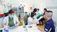 Das Gesundheitsamt (Ministerium für öffentliche Sicherheit) organisierte medizinische Untersuchungen und verteilte Geschenke in der Gemeinde Viet Lam.