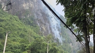 Lynnedslag forårsaker skogbranner i Ninh Binh-provinsen; over 200 mennesker jobber utrettelig for å slukke flammene.