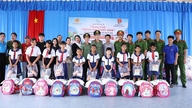Memberikan pengetahuan hukum dan memberikan 100 hadiah kepada siswa kurang mampu.